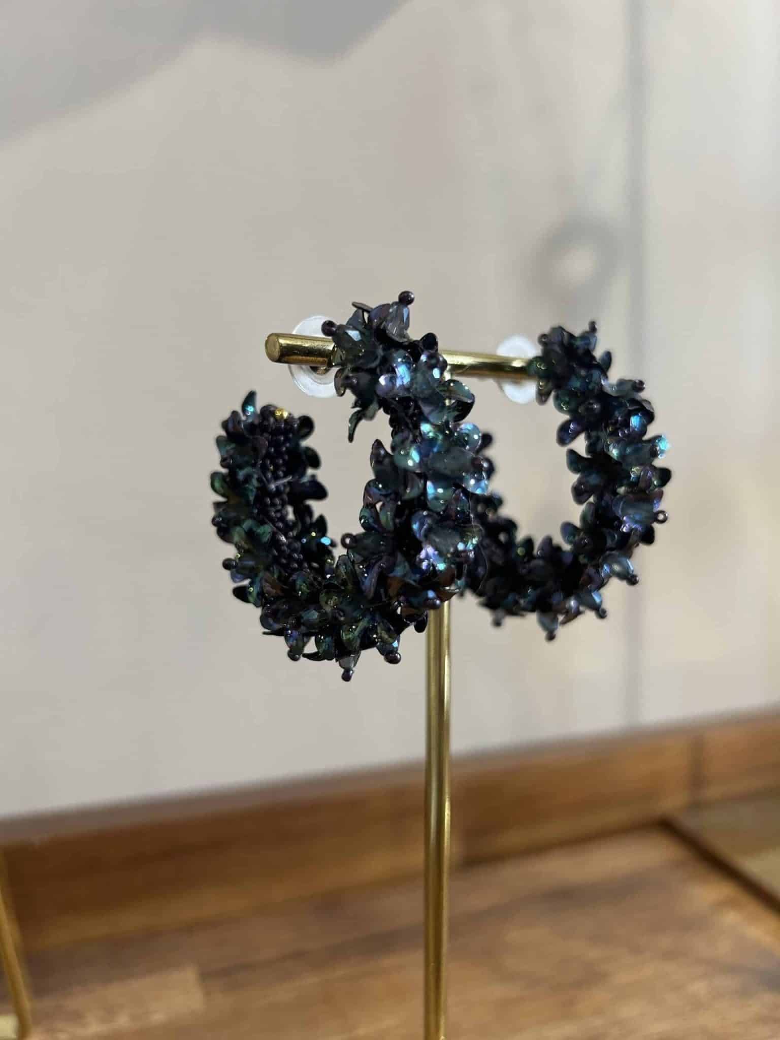 Boucles d'oreilles Créoles Flower small - Olivia Dar (plusieurs coloris) – Image 6