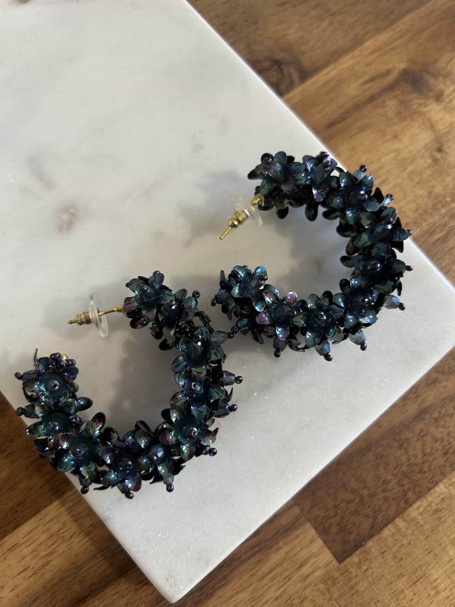 Boucles d'oreilles Créoles Flower small - Olivia Dar (plusieurs coloris) – Image 7