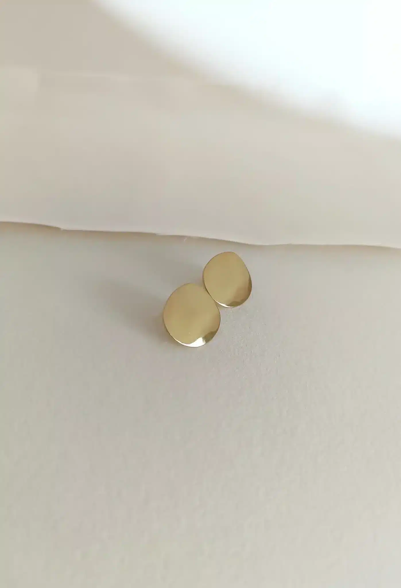 Boucles d'oreilles puces dorées - Marie Duvert