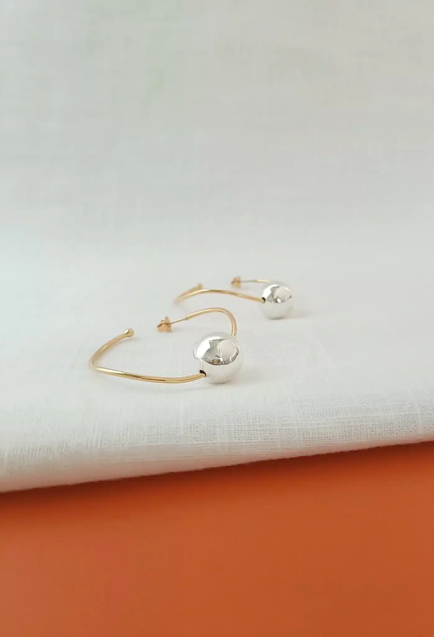 Boucles d’oreilles créoles Oasis dorées argentées - Marie Duvert – Image 2
