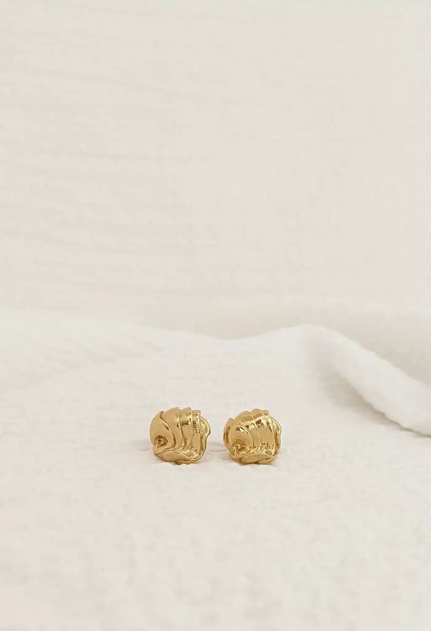 Boucles d'oreilles puces dorées - Marie Duvert
